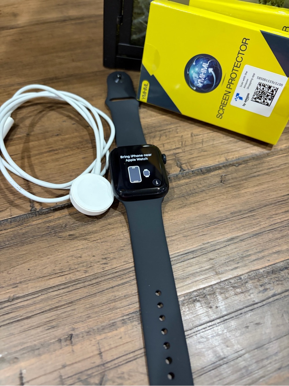 Apple Watch SE 44 mm GPS with Black Silicone Band, charger and screen protectors - Picture 2 of 6